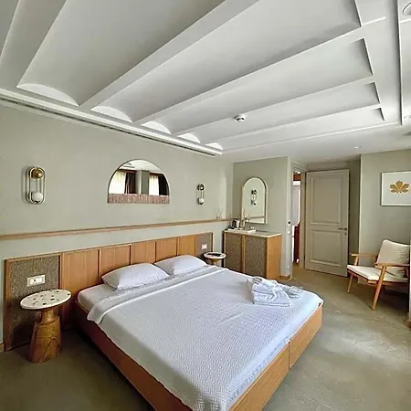 Monk Hotel *
